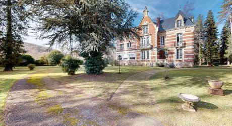 Aux portes du Périgord Noir, aux abords de Souillac en direction de Sarlat, au centre d'un magnifique parc de 3 hectares, belle demeure rénovée offrant plus de 500 m² habitables, avec piscine et dépendance.