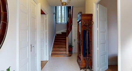 Aux portes du Périgord Noir, aux abords de Souillac en direction de Sarlat, au centre d'un magnifique parc de 3 hectares, belle demeure rénovée offrant plus de 500 m² habitables, avec piscine et dépendance.