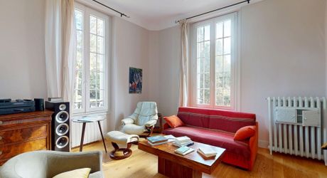 Aux portes du Périgord Noir, aux abords de Souillac en direction de Sarlat, au centre d'un magnifique parc de 3 hectares, belle demeure rénovée offrant plus de 500 m² habitables, avec piscine et dépendance.