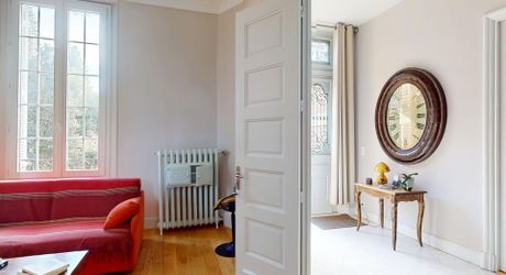 Aux portes du Périgord Noir, aux abords de Souillac en direction de Sarlat, au centre d'un magnifique parc de 3 hectares, belle demeure rénovée offrant plus de 500 m² habitables, avec piscine et dépendance.