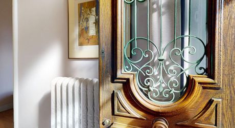 Aux portes du Périgord Noir, aux abords de Souillac en direction de Sarlat, au centre d'un magnifique parc de 3 hectares, belle demeure rénovée offrant plus de 500 m² habitables, avec piscine et dépendance.