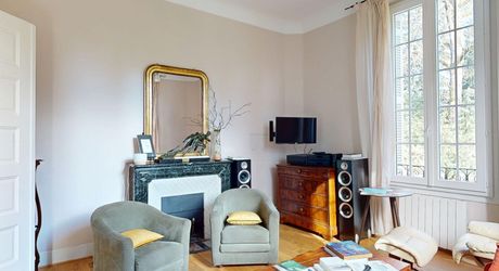 Aux portes du Périgord Noir, aux abords de Souillac en direction de Sarlat, au centre d'un magnifique parc de 3 hectares, belle demeure rénovée offrant plus de 500 m² habitables, avec piscine et dépendance.