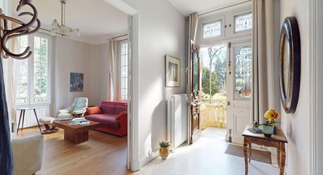 Aux portes du Périgord Noir, aux abords de Souillac en direction de Sarlat, au centre d'un magnifique parc de 3 hectares, belle demeure rénovée offrant plus de 500 m² habitables, avec piscine et dépendance.