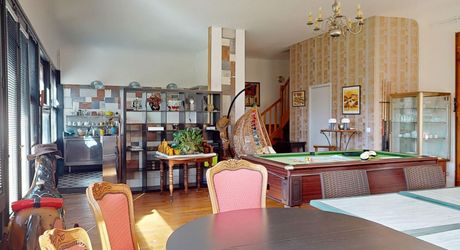 Aux portes du Périgord Noir, aux abords de Souillac en direction de Sarlat, au centre d'un magnifique parc de 3 hectares, belle demeure rénovée offrant plus de 500 m² habitables, avec piscine et dépendance.