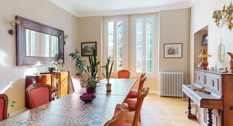 Aux portes du Périgord Noir, aux abords de Souillac en direction de Sarlat, au centre d'un magnifique parc de 3 hectares, belle demeure rénovée offrant plus de 500 m² habitables, avec piscine et dépendance.