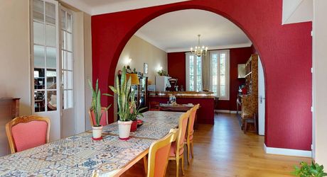 Aux portes du Périgord Noir, aux abords de Souillac en direction de Sarlat, au centre d'un magnifique parc de 3 hectares, belle demeure rénovée offrant plus de 500 m² habitables, avec piscine et dépendance.