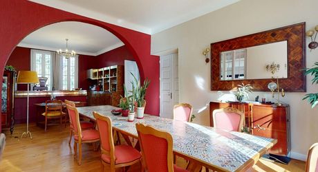 Aux portes du Périgord Noir, aux abords de Souillac en direction de Sarlat, au centre d'un magnifique parc de 3 hectares, belle demeure rénovée offrant plus de 500 m² habitables, avec piscine et dépendance.