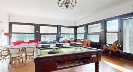 Aux portes du Périgord Noir, aux abords de Souillac en direction de Sarlat, au centre d'un magnifique parc de 3 hectares, belle demeure rénovée offrant plus de 500 m² habitables, avec piscine et dépendance.