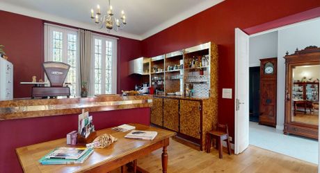 Aux portes du Périgord Noir, aux abords de Souillac en direction de Sarlat, au centre d'un magnifique parc de 3 hectares, belle demeure rénovée offrant plus de 500 m² habitables, avec piscine et dépendance.