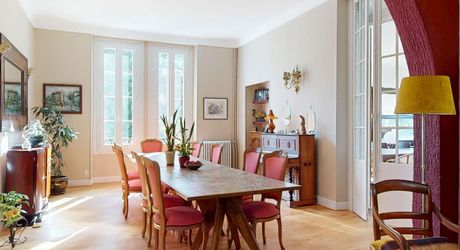 Aux portes du Périgord Noir, aux abords de Souillac en direction de Sarlat, au centre d'un magnifique parc de 3 hectares, belle demeure rénovée offrant plus de 500 m² habitables, avec piscine et dépendance.