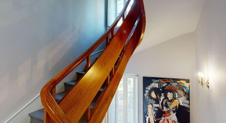 Aux portes du Périgord Noir, aux abords de Souillac en direction de Sarlat, au centre d'un magnifique parc de 3 hectares, belle demeure rénovée offrant plus de 500 m² habitables, avec piscine et dépendance.