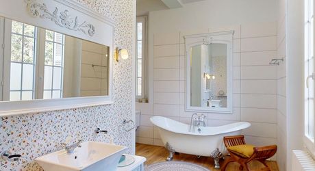 Aux portes du Périgord Noir, aux abords de Souillac en direction de Sarlat, au centre d'un magnifique parc de 3 hectares, belle demeure rénovée offrant plus de 500 m² habitables, avec piscine et dépendance.