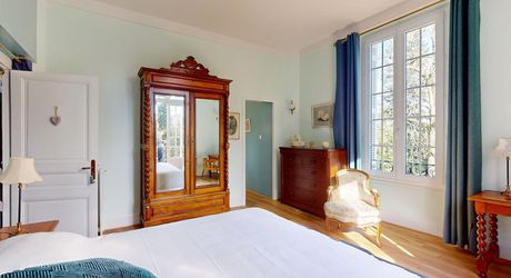 Aux portes du Périgord Noir, aux abords de Souillac en direction de Sarlat, au centre d'un magnifique parc de 3 hectares, belle demeure rénovée offrant plus de 500 m² habitables, avec piscine et dépendance.