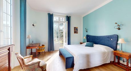 Aux portes du Périgord Noir, aux abords de Souillac en direction de Sarlat, au centre d'un magnifique parc de 3 hectares, belle demeure rénovée offrant plus de 500 m² habitables, avec piscine et dépendance.