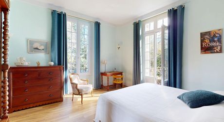 Aux portes du Périgord Noir, aux abords de Souillac en direction de Sarlat, au centre d'un magnifique parc de 3 hectares, belle demeure rénovée offrant plus de 500 m² habitables, avec piscine et dépendance.