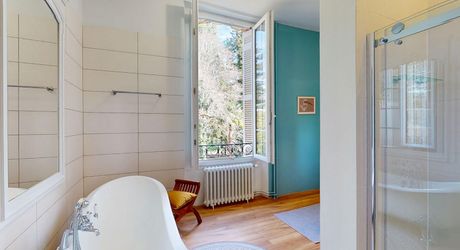 Aux portes du Périgord Noir, aux abords de Souillac en direction de Sarlat, au centre d'un magnifique parc de 3 hectares, belle demeure rénovée offrant plus de 500 m² habitables, avec piscine et dépendance.