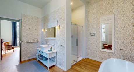 Aux portes du Périgord Noir, aux abords de Souillac en direction de Sarlat, au centre d'un magnifique parc de 3 hectares, belle demeure rénovée offrant plus de 500 m² habitables, avec piscine et dépendance.