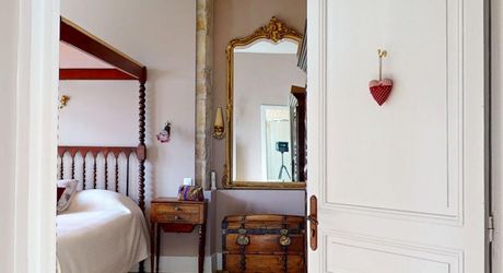 Aux portes du Périgord Noir, aux abords de Souillac en direction de Sarlat, au centre d'un magnifique parc de 3 hectares, belle demeure rénovée offrant plus de 500 m² habitables, avec piscine et dépendance.