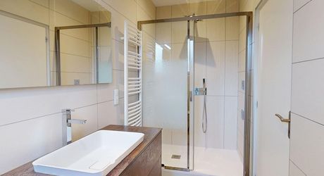 Aux portes du Périgord Noir, aux abords de Souillac en direction de Sarlat, au centre d'un magnifique parc de 3 hectares, belle demeure rénovée offrant plus de 500 m² habitables, avec piscine et dépendance.