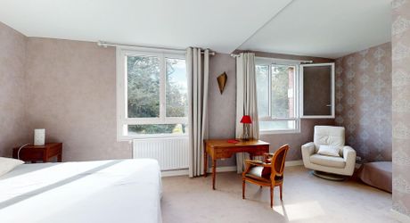 Aux portes du Périgord Noir, aux abords de Souillac en direction de Sarlat, au centre d'un magnifique parc de 3 hectares, belle demeure rénovée offrant plus de 500 m² habitables, avec piscine et dépendance.