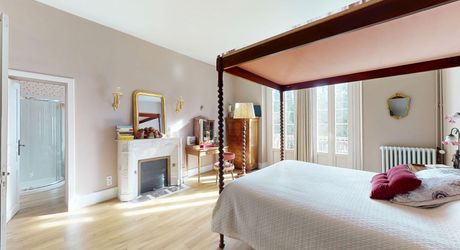 Aux portes du Périgord Noir, aux abords de Souillac en direction de Sarlat, au centre d'un magnifique parc de 3 hectares, belle demeure rénovée offrant plus de 500 m² habitables, avec piscine et dépendance.