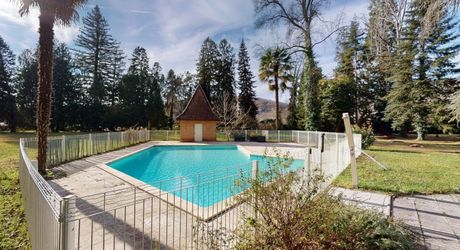 Aux portes du Périgord Noir, aux abords de Souillac en direction de Sarlat, au centre d'un magnifique parc de 3 hectares, belle demeure rénovée offrant plus de 500 m² habitables, avec piscine et dépendance.