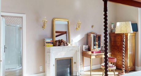 Aux portes du Périgord Noir, aux abords de Souillac en direction de Sarlat, au centre d'un magnifique parc de 3 hectares, belle demeure rénovée offrant plus de 500 m² habitables, avec piscine et dépendance.