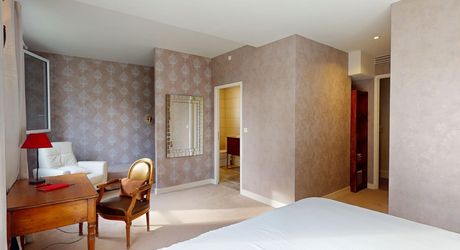 Aux portes du Périgord Noir, aux abords de Souillac en direction de Sarlat, au centre d'un magnifique parc de 3 hectares, belle demeure rénovée offrant plus de 500 m² habitables, avec piscine et dépendance.