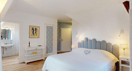 Aux portes du Périgord Noir, aux abords de Souillac en direction de Sarlat, au centre d'un magnifique parc de 3 hectares, belle demeure rénovée offrant plus de 500 m² habitables, avec piscine et dépendance.