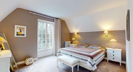 Aux portes du Périgord Noir, aux abords de Souillac en direction de Sarlat, au centre d'un magnifique parc de 3 hectares, belle demeure rénovée offrant plus de 500 m² habitables, avec piscine et dépendance.