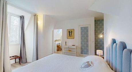 Aux portes du Périgord Noir, aux abords de Souillac en direction de Sarlat, au centre d'un magnifique parc de 3 hectares, belle demeure rénovée offrant plus de 500 m² habitables, avec piscine et dépendance.