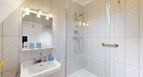 Aux portes du Périgord Noir, aux abords de Souillac en direction de Sarlat, au centre d'un magnifique parc de 3 hectares, belle demeure rénovée offrant plus de 500 m² habitables, avec piscine et dépendance.