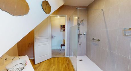 Aux portes du Périgord Noir, aux abords de Souillac en direction de Sarlat, au centre d'un magnifique parc de 3 hectares, belle demeure rénovée offrant plus de 500 m² habitables, avec piscine et dépendance.