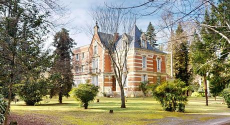 Aux portes du Périgord Noir, aux abords de Souillac en direction de Sarlat, au centre d'un magnifique parc de 3 hectares, belle demeure rénovée offrant plus de 500 m² habitables, avec piscine et dépendance.