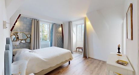 Aux portes du Périgord Noir, aux abords de Souillac en direction de Sarlat, au centre d'un magnifique parc de 3 hectares, belle demeure rénovée offrant plus de 500 m² habitables, avec piscine et dépendance.