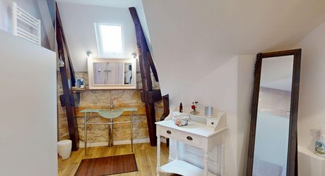 Aux portes du Périgord Noir, aux abords de Souillac en direction de Sarlat, au centre d'un magnifique parc de 3 hectares, belle demeure rénovée offrant plus de 500 m² habitables, avec piscine et dépendance.