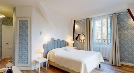 Aux portes du Périgord Noir, aux abords de Souillac en direction de Sarlat, au centre d'un magnifique parc de 3 hectares, belle demeure rénovée offrant plus de 500 m² habitables, avec piscine et dépendance.