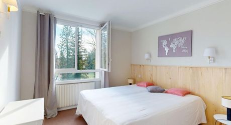 Aux portes du Périgord Noir, aux abords de Souillac en direction de Sarlat, au centre d'un magnifique parc de 3 hectares, belle demeure rénovée offrant plus de 500 m² habitables, avec piscine et dépendance.