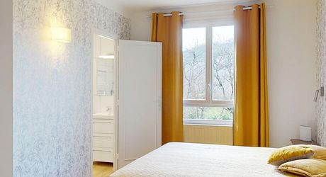 Aux portes du Périgord Noir, aux abords de Souillac en direction de Sarlat, au centre d'un magnifique parc de 3 hectares, belle demeure rénovée offrant plus de 500 m² habitables, avec piscine et dépendance.