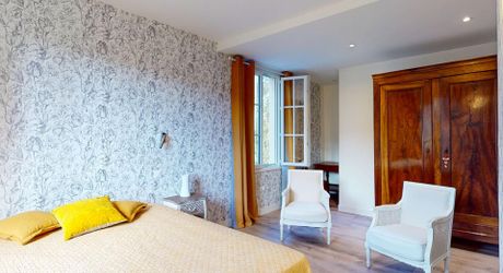 Aux portes du Périgord Noir, aux abords de Souillac en direction de Sarlat, au centre d'un magnifique parc de 3 hectares, belle demeure rénovée offrant plus de 500 m² habitables, avec piscine et dépendance.