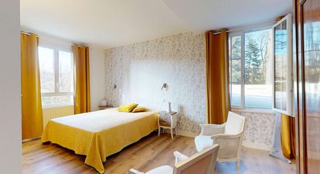 Aux portes du Périgord Noir, aux abords de Souillac en direction de Sarlat, au centre d'un magnifique parc de 3 hectares, belle demeure rénovée offrant plus de 500 m² habitables, avec piscine et dépendance.