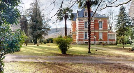 Aux portes du Périgord Noir, aux abords de Souillac en direction de Sarlat, au centre d'un magnifique parc de 3 hectares, belle demeure rénovée offrant plus de 500 m² habitables, avec piscine et dépendance.