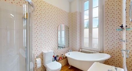 Aux portes du Périgord Noir, aux abords de Souillac en direction de Sarlat, au centre d'un magnifique parc de 3 hectares, belle demeure rénovée offrant plus de 500 m² habitables, avec piscine et dépendance.