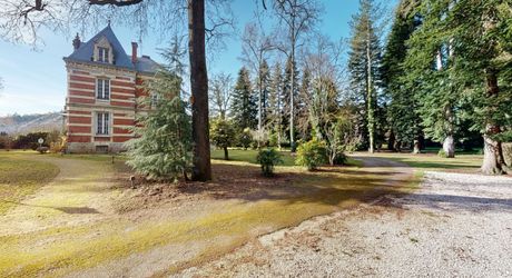 On the outskirts of Souillac towards Sarlat, in the center of a magnificent 3 hectare park, beautiful renovated residence offering over 500 m² of living space, with swimming pool and outbuildings. MP114036