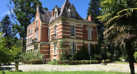 On the outskirts of Souillac towards Sarlat, in the center of a magnificent 3 hectare park, beautiful renovated residence offering over 500 m² of living space, with swimming pool and outbuildings. 
