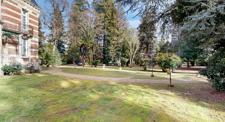 On the outskirts of Souillac towards Sarlat, in the center of a magnificent 3 hectare park, beautiful renovated residence offering over 500 m² of living space, with swimming pool and outbuildings. MP114036