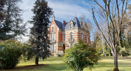 On the outskirts of Souillac towards Sarlat, in the center of a magnificent 3 hectare park, beautiful renovated residence offering over 500 m² of living space, with swimming pool and outbuildings. MP114036