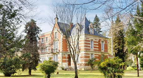 On the outskirts of Souillac towards Sarlat, in the center of a magnificent 3 hectare park, beautiful renovated residence offering over 500 m² of living space, with swimming pool and outbuildings. MP114036