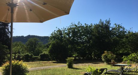 On the outskirts of Souillac towards Sarlat, in the center of a magnificent 3 hectare park, beautiful renovated residence offering over 500 m² of living space, with swimming pool and outbuildings. 