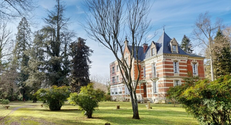 On the outskirts of Souillac towards Sarlat, in the center of a magnificent 3 hectare park, beautiful renovated residence offering over 500 m² of living space, with swimming pool and outbuildings. 